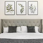 King Size Bed In Cozy, Modern Hollywood Place