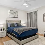 King Size Bed In Cozy, Modern Hollywood Place