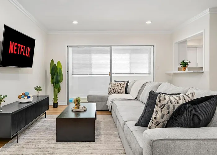 King Size Bed In Cozy, Modern Hollywood Place