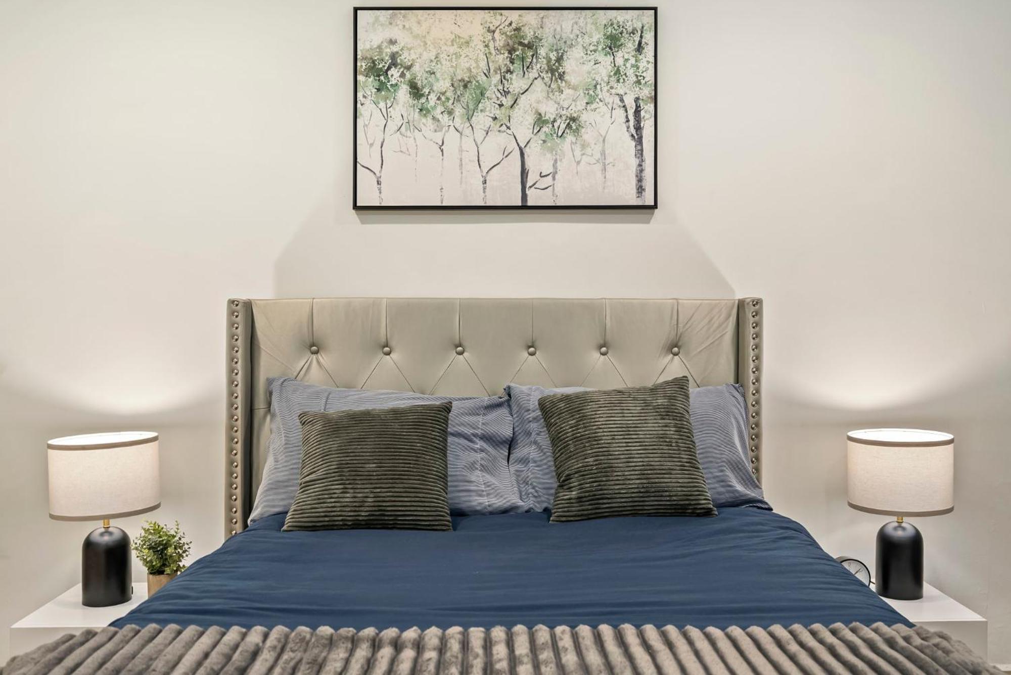 King Size Bed In Cozy, Modern Hollywood Place